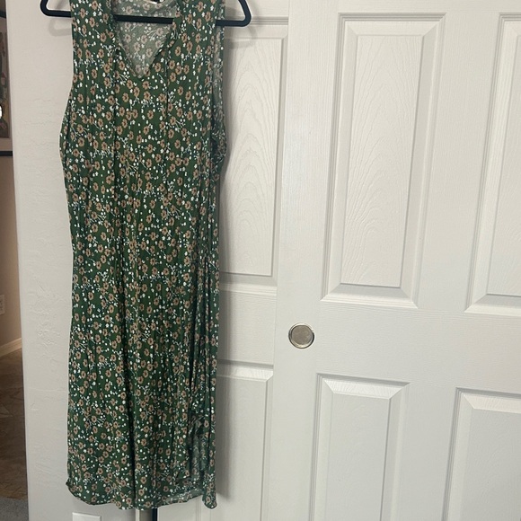 Chic Green Floral Midi Dress - Picture 1 of 5